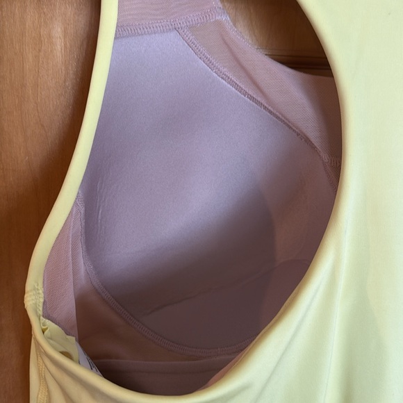 ☀️🏃🏼♀️➡️NWT Nike training athletic sport top with built in bra large - Picture 9 of 11